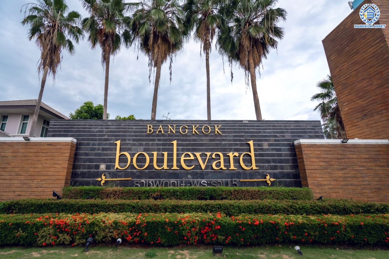 บ้านมือสองตกแต่งใหม่ ม.บางกอกบูเลอวาร์ด ราชพฤกษ์-พระราม5 ดีไซน์สุดหรู หลังมุม เนื้อที่ 61.1 ตร.ว. บนสังคมคุณภาพ SC Asset* ฟังก์ชันพร้อม 3 ห้องนอน 3 ห้องน้ำ จอดรถได้ 2 คัน บนทำเลติดถนนราชพฤกษ์ ใกล้วงเวียนพระรามห้า ,ทางด่วนศรีรัช และเพียง 10 ถึงรถไฟฟ้า "สถานีบางรักใหญ่"...